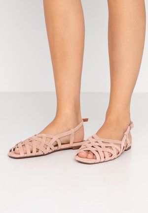 Różowe sandały zamszowe z krzyżującymi się paskami, otwartymi palcami i stylem z paskiem z tyłu, na niewielkim obcasie z skórzanym akcentem na pięcie.