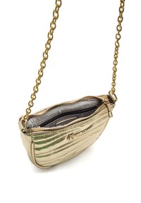 Goldfarbene Schultertasche aus Metallic-Material mit Reißverschluss, strukturierten Linien und einer Kettenriemen. Das Innenfutter hat schwarz-weiß gestreiftes Muster.