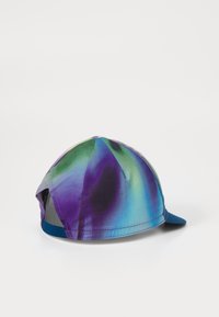 Baseballmütze im batikfarbenen Design mit einer Vielzahl von Grüntönen, Blau und Lila, einem gebogenen Schirm und weichem Stoff.