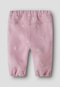 Rožinės spalvos džinsinės kelnės su elastine juosmens dalimi, dekoruotos gėlėtu balto ir žalio siuvinėjimu. Kulkšnys suspaustos, kad būtų galima reguliuoti prigludimą.