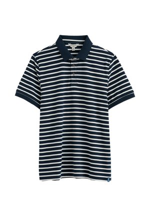 Polo de manga corta con rayas horizontales en azul marino y blanco, con cuello sólido azul marino y tres botones frontales.