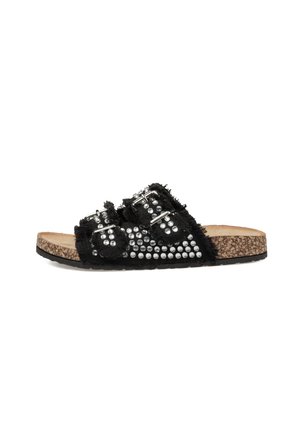 Sandalia negra con cuña y suela de corcho, dos tiras de tela deshilachadas adornadas con tachuelas plateadas y hebillas metálicas ajustables.