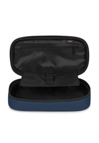 Námořnická modrá pouzdro na zip s texturovaným povrchem. Interiér je vybaven hladkým černým podšívkou, zipovou kapsou a zabezpečenou plochou přihrádkou.