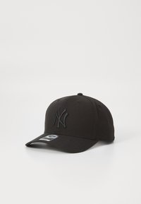 Svart baseballcaps laget av stoff med strukturert krone og buet skjerm. Har en hevet, svart brodert logo foran.