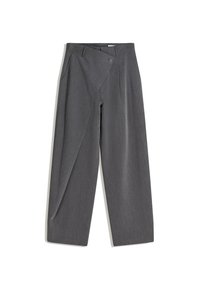 Grijze broek met een overslagontwerp, voorzien van een knoopsluiting en zijzakken. Gemaakt van gestructureerde stof, met een wijd pofmodel voor comfort.