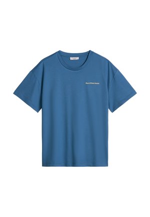 Blaues T-Shirt mit kurzen Ärmeln und Rundhalsausschnitt mit dem Schriftzug „Marc O'Polo Denim“ in kleiner gelber Schrift auf der linken Brust.
