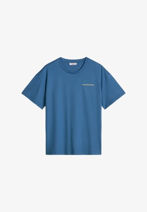 Blaues T-Shirt mit kurzen Ärmeln und Rundhalsausschnitt mit dem Schriftzug „Marc O'Polo Denim“ in kleiner gelber Schrift auf der linken Brust.