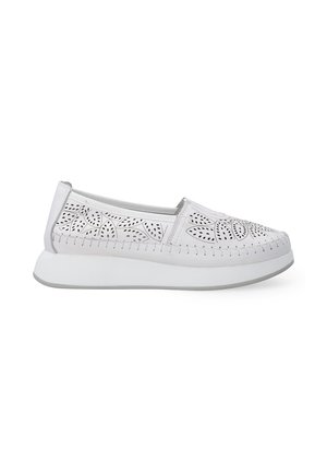 Hvide slip-on sko med perforerede blomstermønstre, et blødt overmateriale og en tykk, let hvid sål med grå accent.