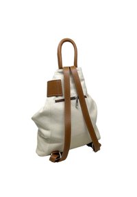 Vit läderryggsäck med bruna konstläderdetaljer, ett rundat handtag, justerbara remmar och en dragkedjeficka på baksidan.