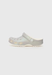 Zoccoli grigi glitterati con fori di ventilazione, una fascia posteriore e una suola bianca; realizzati in materiale leggero per comfort e facile pulizia.