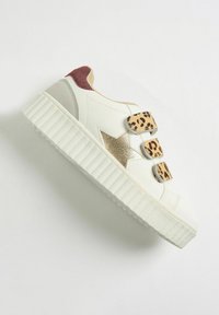 Witte sneaker met luipaardprint klittenbandsluitingen, gestructureerde tussenzool en grijze en bordeaux accentkleuren. Beschikt over een bovenwerk van soepel leer en een gevoerde kraag.