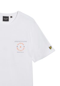 Camiseta de algodón blanca con un gráfico circular en naranja y gris en el pecho, "Lyle Athletic," y un logo bordado amarillo en la manga.