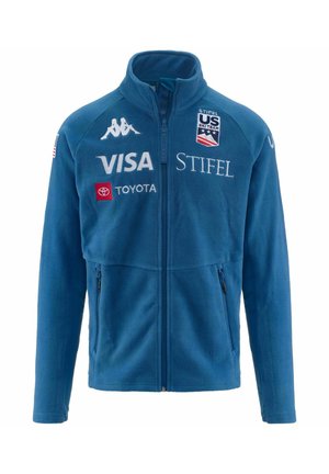 Giacca in pile blu con zip completa, colletto alto e tasche laterali. Presenta i loghi: Kappa, Visa, Stifel e Toyota. Texture morbida.
