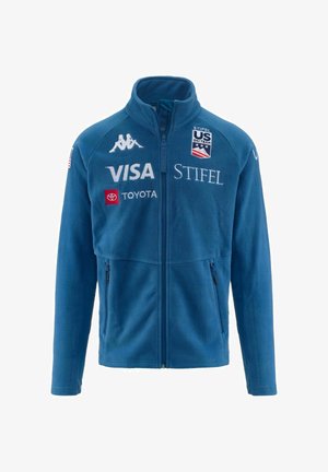 Giacca in pile blu con zip completa, colletto alto e tasche laterali. Presenta i loghi: Kappa, Visa, Stifel e Toyota. Texture morbida.