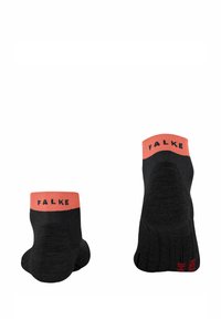 Czarne skarpetki sięgające do kostek z koralowymi akcentami, z nazwą marki "FALKE" na mankiecie. Teksturowana podeszwa zapewniająca przyczepność i komfort.