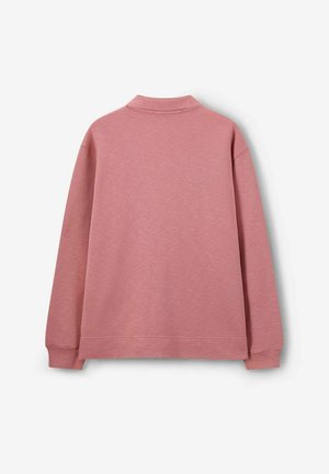 Pull-over rose clair avec un tissu légèrement texturé, manches longues et col rabattu, présentant un ourlet droit et une coupe décontractée.