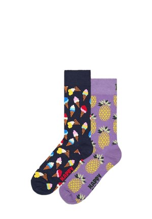 Zwei Paar Socken: ein paar in Marineblau mit bunten Eistüten und ein paar in Lavendel mit Ananas. Beide haben "HAPPY" in Schwarz aufgedruckt.