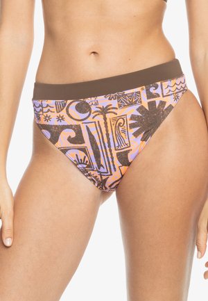 Bikini dolny z brązowym paskiem wylotowym i żywymi, wielokolorowymi wzorami abstrakcyjnymi, w tym czarnymi, pomarańczowymi i fioletowymi kształtami oraz wzorami.