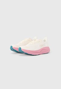 Ελαφριά αθλητικά παπούτσια με γαλακτερή επάνω επιφάνεια, ροζ μεσαία σόλα και τιρκουάζ εξωτερική σόλα. Ομαλή υφή με διακριτικές λεπτομέρειες σχεδίου και κορδόνια.