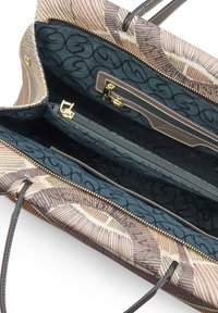 Torebka typu shopper z otwartym wzorem, w zielonym wnętrzu, z dwoma zamykanymi na zamek komorami i ciemnobrązowymi uchwytami.