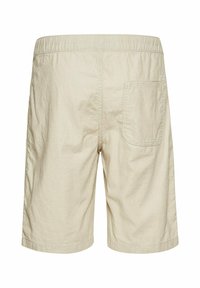 Beige shorts med elastisk talje, enkelt baglomme og et let tekstureret stof. Længde til midt på låret med en løs pasform.