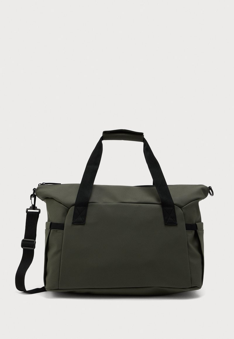 Mørkegrønn rektangulær bag med svarte håndtak, justerbar skulderrem, sidelommer og en frontlomme med glidelås.