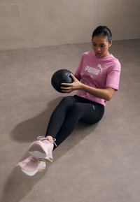 Puma CROPPED LOGO TEE - Marškinėliai su spaudiniu - mauved out