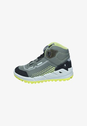 Vysoké sportovní tenisky s šedým textilním svrškem, černými akcenty, reflexními detaily a žlutou gumovou podrážkou pro trakci. Disponují systémem rychlého zavazování.