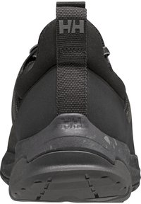 Černá sportovní bota s texturovaným textilním svrškem, kontrastním patním poutkem a gumovou podrážkou s texturovaným gripem.