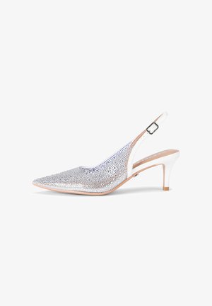 Witte slingback pumps met spits toelopende neus, versierd met fonkelende steentjes en een klein gespbandje, tegen een witte achtergrond.