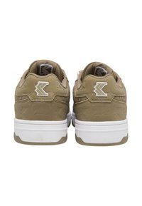 Sneaker marroni con una superficie texturizzata, caratterizzati da una suola bianca e dettagli decorativi. Il design include un logo sui talloni.