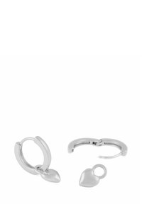 Silverfärgade hoopörhängen med en polerad yta, som har en avtagbar hjärtformad berlock. Slät textur, enkel design och lätt vikt.