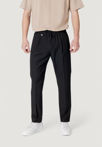 Zwarte broek van een lichtgewicht stof, met een elastische tailleband en een trekkoord, recht gesneden ontwerp en zijzakken.