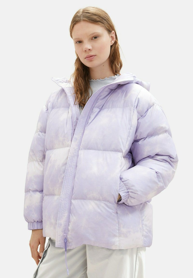 Fioletowa kurtka puchowa z wzorem tie-dye, z zamkiem z przodu, kapturem i elastycznymi mankietami, wykonana z gładkiego, lekkiego materiału.