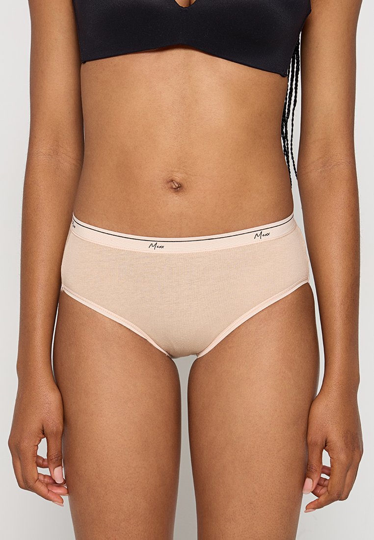 Jasno-beżowa bawełniana bielizna hipster z kontrastującym czarnym pasem z detalem logo. Gładka tekstura i klasyczny kształt fig.