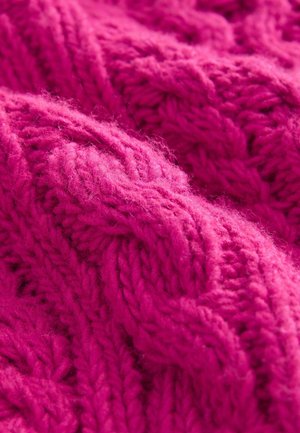 Gestrickter pinkfarbener Wollstoff mit einem Zopfmuster. Die Textur ist weich und flauschig, mit dicken, sich windenden Fäden und Tiefe.