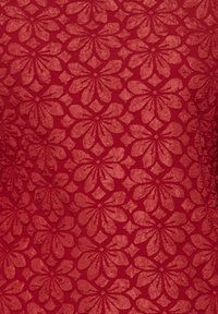 Tissu floral rouge avec un motif gaufré de grandes pétales aux détails texturés, créant une apparence riche et superposée.