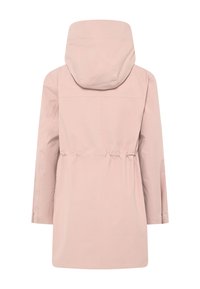 Lyserød regnjakke til kvinder med hætte, lange ærmer og elastisk taljering, vist bagfra på en hvid baggrund.