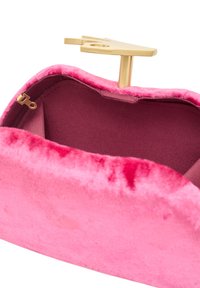 Clutch bag in velluto rosa con una texture liscia, chiusura a clasp dorata, e un ampio interno color bordeaux con una piccola tasca.