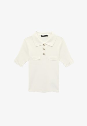 Crèmewit gebreid polohemd met korte mouwen, een kraag, drie decoratieve knopen aan de voorkant en twee kleine borstzakken.