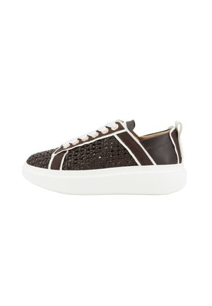 Sneaker low-top con tomaia in pelle intrecciata marrone scuro, lacci bianchi, rifiniture e suola spessa in gomma bianca, vista laterale.