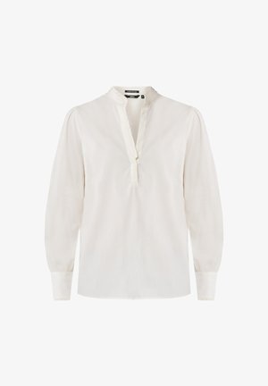 Blusa blanca con escote en V y cuello con volantes, mangas largas con puños fruncidos y una tela de textura suave.