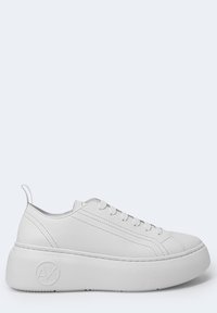 Baskets à plateforme blanches avec design à lacets, bout arrondi, languette de tirage au talon et logo circulaire embossé sur le côté de la semelle épaisse.