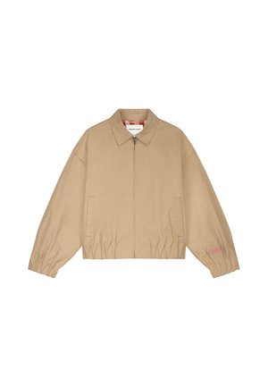 Beige jas met rits, elastische manchetten en zoom, een kraag, twee voorzakken en subtiele roze borduurwerk op de linkermouw.