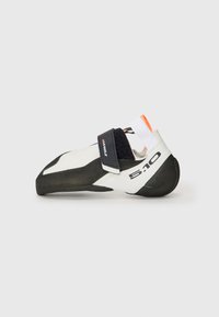 Sapatilha de escalada com um elegante design em preto e branco. Apresenta uma ponta afilada, faixa ajustável, sola de borracha texturada e um detalhe em laranja.