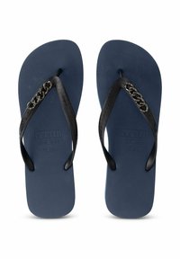 Zwarte flip-flops met een gestructureerde blauwe rubberen zool, voorzien van een kettingaccent op de bandjes en een gedrukt logo. Maatmarkeringen zichtbaar.