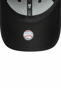 Cappello da baseball nero realizzato in tessuto testurizzato, con visiera piatta e grafica di una pallina da baseball bianca e rossa sul davanti.