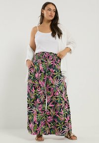 Blommönstrade, vida byxor i svart med rosa och gröna bladdesigner. Har en elastisk midja och sidofickor.