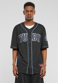 Juoda beisbolo marškinėliai su mėlynais akcentais, mygtukų priekis ir "FUBU" užrašas. Trumpomis rankovėmis ir logotipo detalė kairėje pusėje. Lengvas audinys.