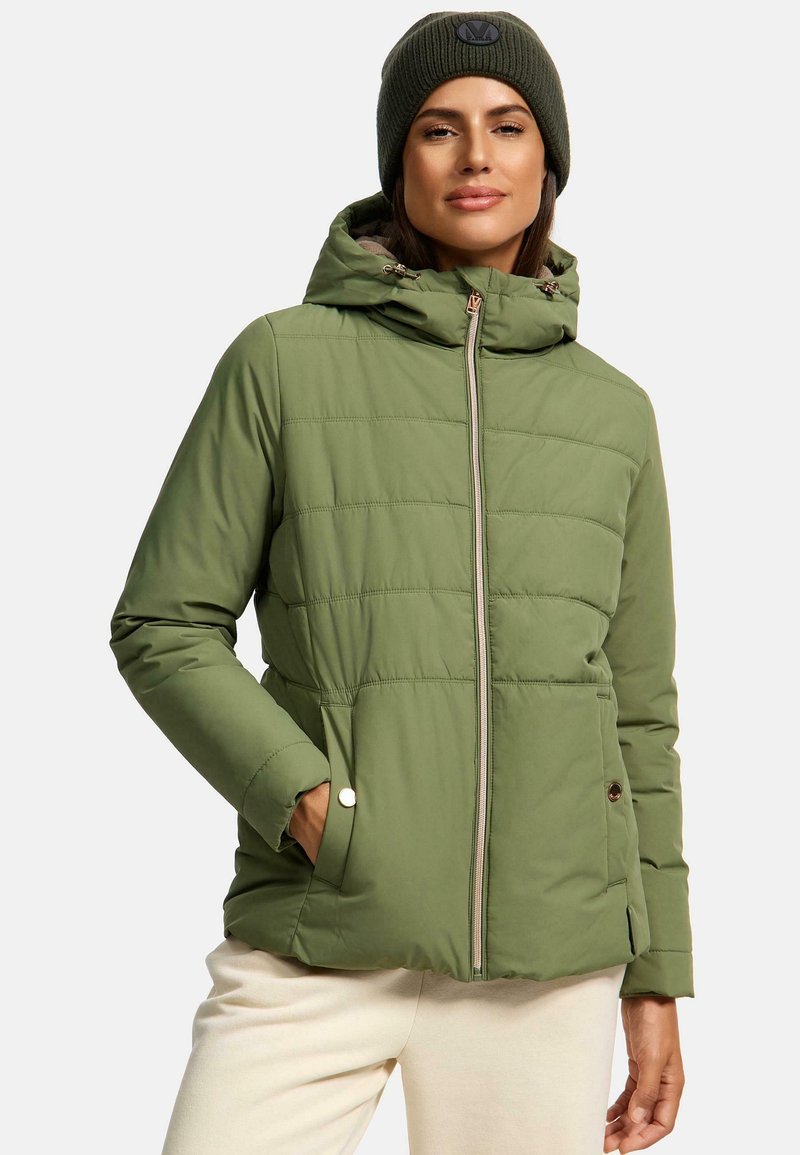 Groene gewatteerde jas met een capuchon, voorzien van een ritssluiting, zijzakken en een gestructureerde stof. Gecombineerd met een bijpassende muts.